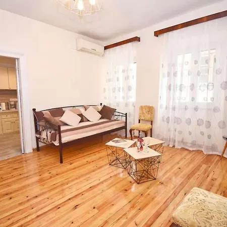 Traditional House With Ivy Garden Apartment