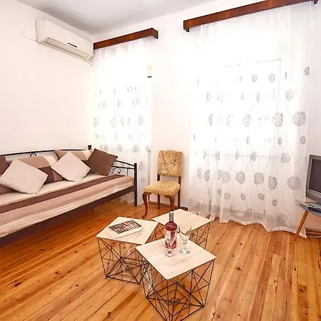 Traditional House With Ivy Garden Apartment *