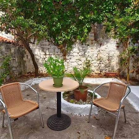 Apartment Traditional House With Ivy Garden