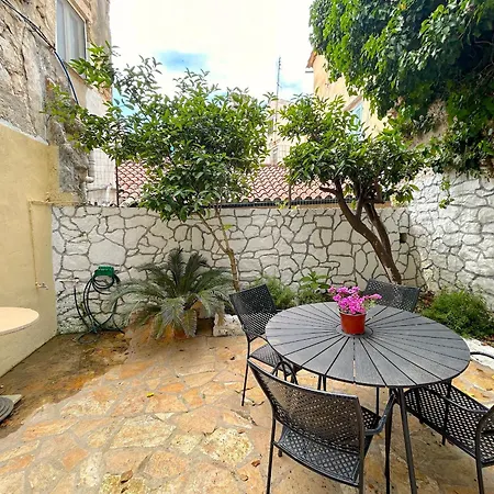 Apartment Traditional House With Ivy Garden