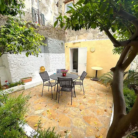 Traditional House With Ivy Garden Apartment *